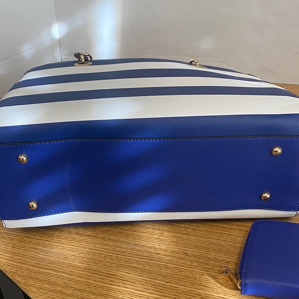 Elegant Blue and White Striped Tote Bag - Picture 8 of 9